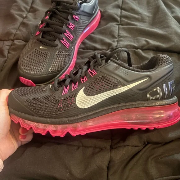 Nike Youth Black and Pink Airmax - Picture 5 of 6